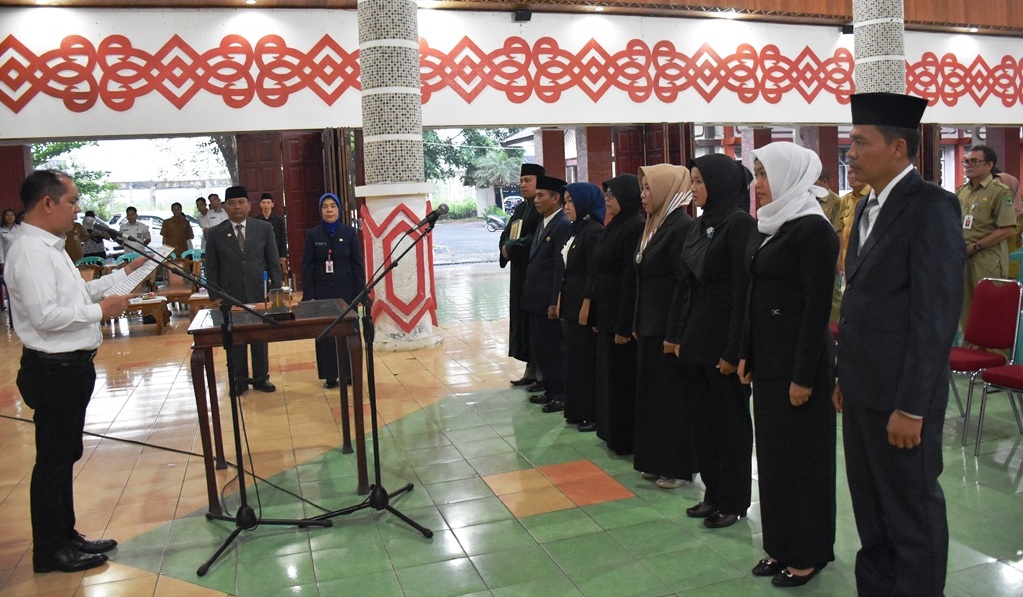 Bupati Lantik Pejabat Lingkungan Disdukcapil Kapuas