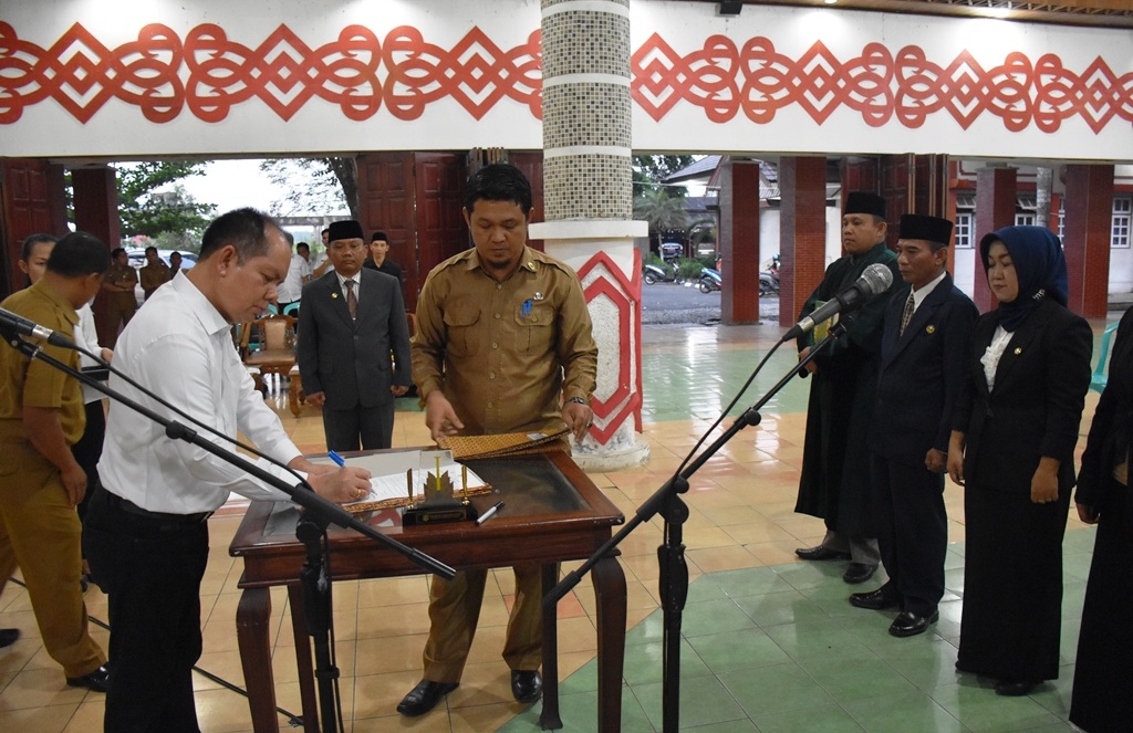 Bupati Lantik Pejabat Lingkungan Disdukcapil Kapuas
