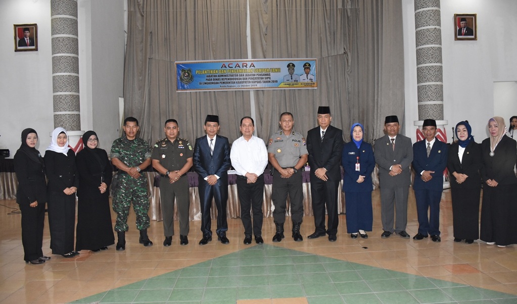 Bupati Lantik Pejabat Lingkungan Disdukcapil Kapuas