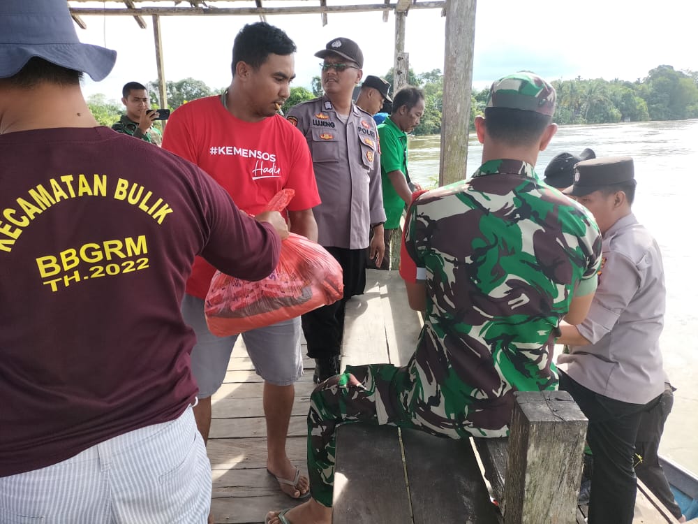 Masyarakat Terdampak Banjir Antusias Terima Bantuan Paket Sembako dari Gubernur Kalteng 