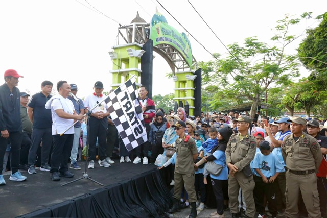 Kobar Menyala, Tidak Kurang Dari 100 Ribu  Masyarakat Ikuti Jalan Sehat Bersama Gubernur Kalteng