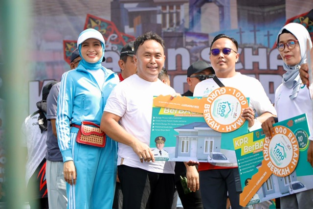Kobar Menyala, Tidak Kurang Dari 100 Ribu  Masyarakat Ikuti Jalan Sehat Bersama Gubernur Kalteng