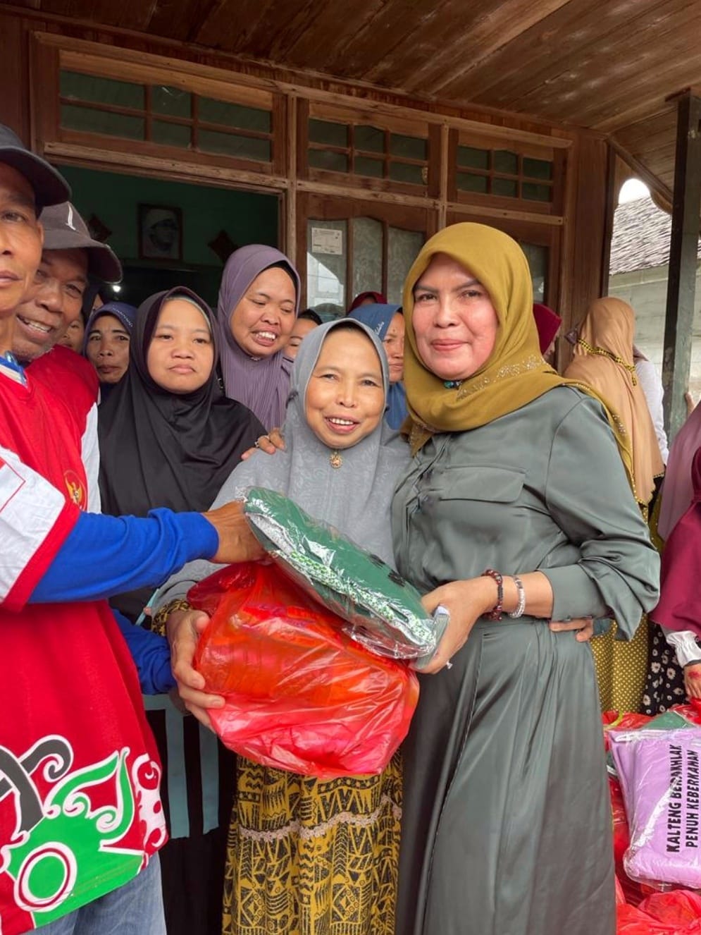 Dorong Wanita Untuk Kreatif, Ketua DWP Hj. Anitha Nuryakin Kunjungi Kelompok Pengajian di Kecamatan Lahei,  Kab. Barito Utara