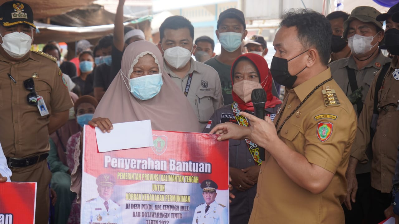 Gubernur Kalteng Serahkan Bantuan Kepada Korban Terdampak Kebakaran di Desa Pundu, Kotawaringin Timur