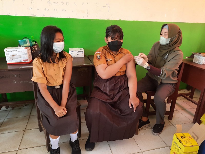 Murid SDN 3 Tampang  Tumbang Anjir Ikuti Vaksinasi   