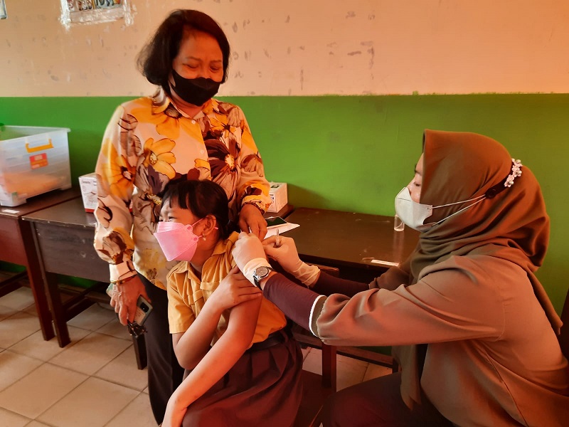 Murid SDN 3 Tampang  Tumbang Anjir Ikuti Vaksinasi   