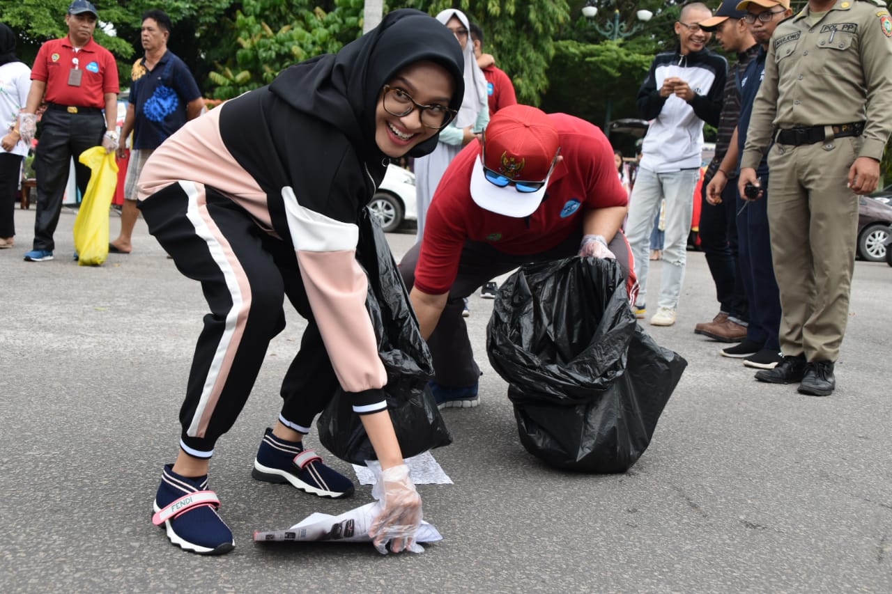 Peserta Gelar Aksi Memungut Sampah, Dalam Peringatan Hari Peduli Sampah Nasional