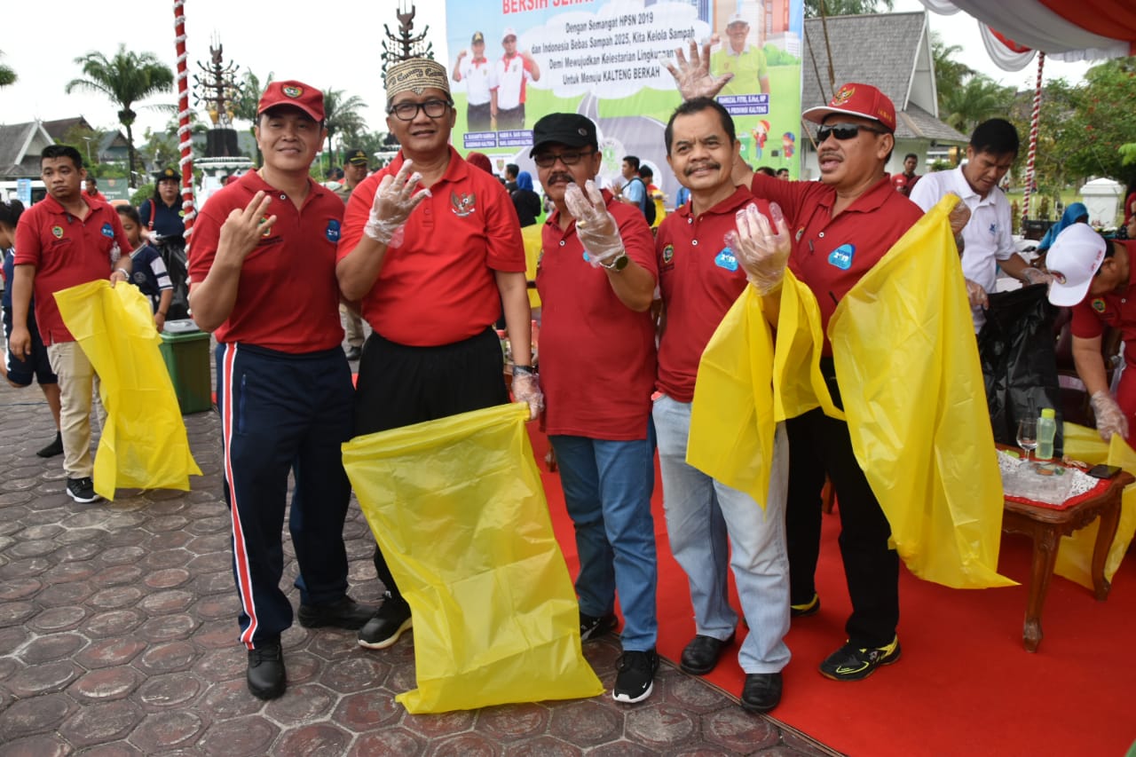 Peserta Gelar Aksi Memungut Sampah, Dalam Peringatan Hari Peduli Sampah Nasional