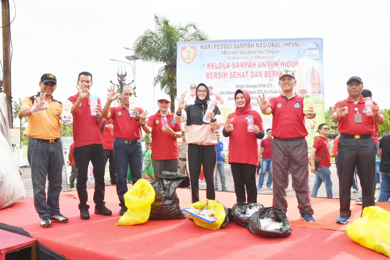 Penyerahan Bantuan Tong Sampah Kepada Perwakilan Sekolah Dalam Acara HPSN