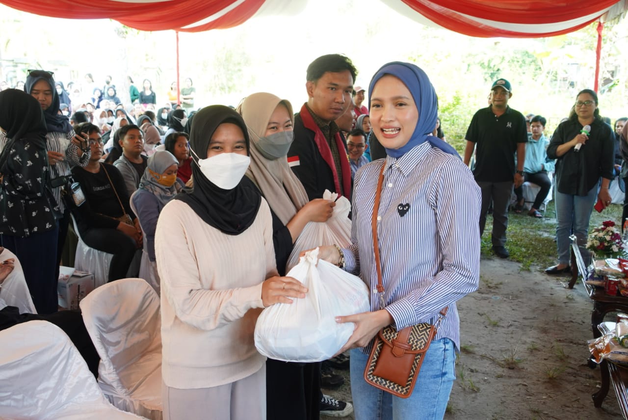 Ketua TP-PKK Ivo Sugianto Sabran Salurkan 2.000 Paket Sembako Untuk Mahasiswa Perantauan di Kota Palangka Raya