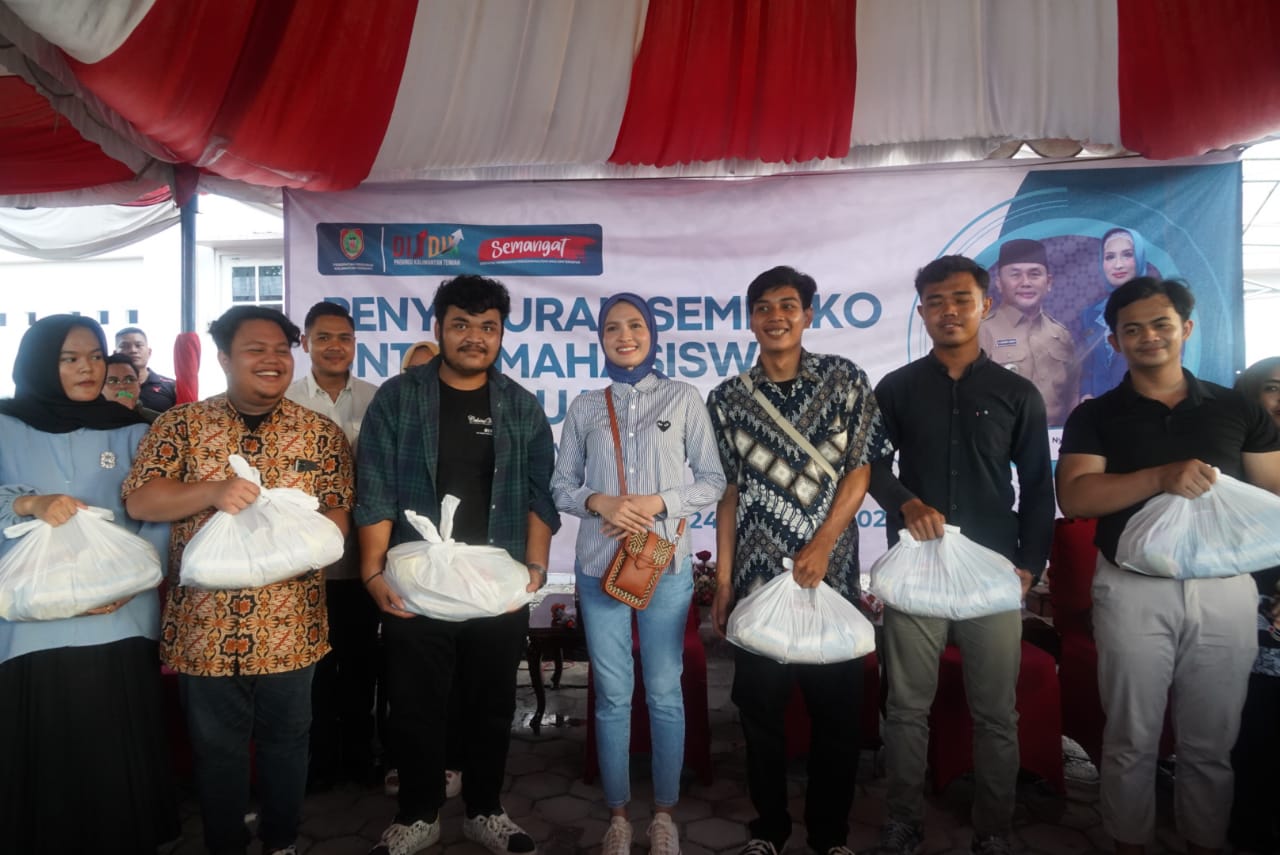 Ketua TP-PKK Ivo Sugianto Sabran Salurkan 2.000 Paket Sembako Untuk Mahasiswa Perantauan di Kota Palangka Raya
