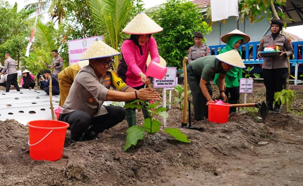 Plh Asisten Pemkesra Maskur Hadiri Launching Penguatan Program Pekarangan Pangan Lestari Tahun 2025