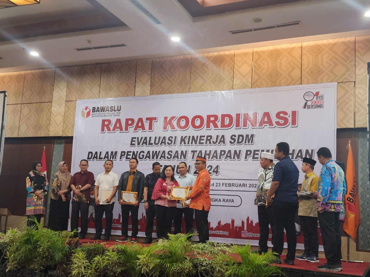 Badan Kesbangpol Prov. Kalteng Terima Penghargaan Atas Kerjasama dan Partisipasi dalam Pelaksanaan Pilkada Serentak Tahun 2024