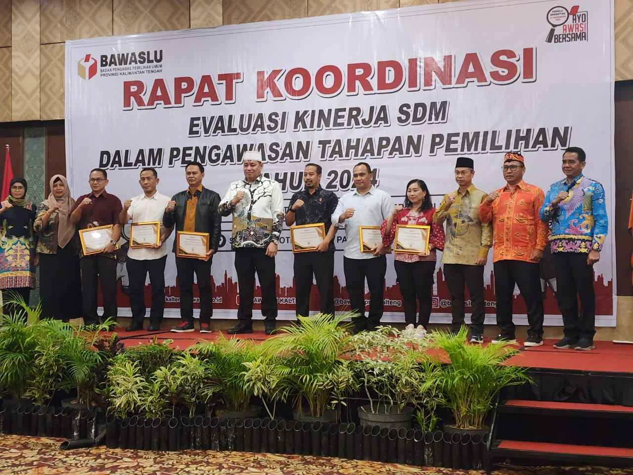 Badan Kesbangpol Prov. Kalteng Terima Penghargaan Atas Kerjasama dan Partisipasi dalam Pelaksanaan Pilkada Serentak Tahun 2024