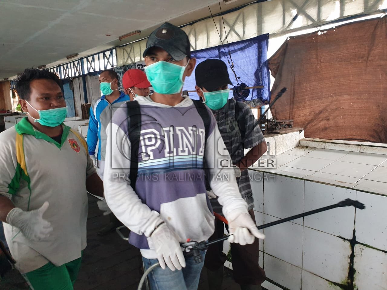 Cegah Penyebaran Covid-19, Disperindagkop UKM Kobar Semprot Disinfektan di Sejumlah Pasar