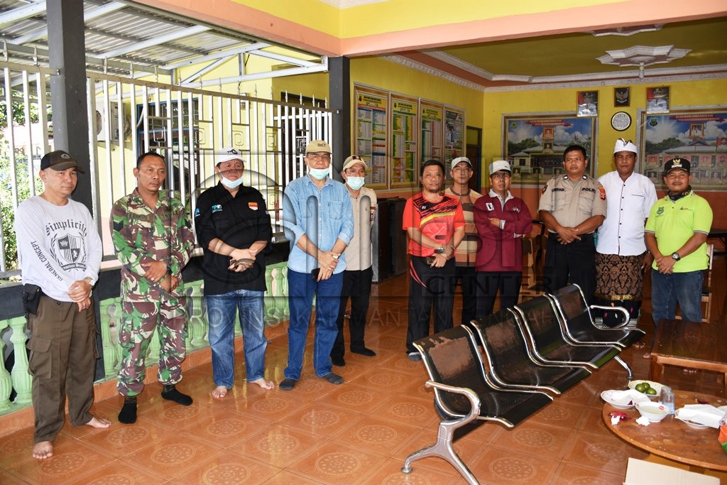 Tim Satgas Covid 19 Kapuas Cek Warga yang Melintasi Perbatasan dan Lakukan Penyemprotan Disinfektan