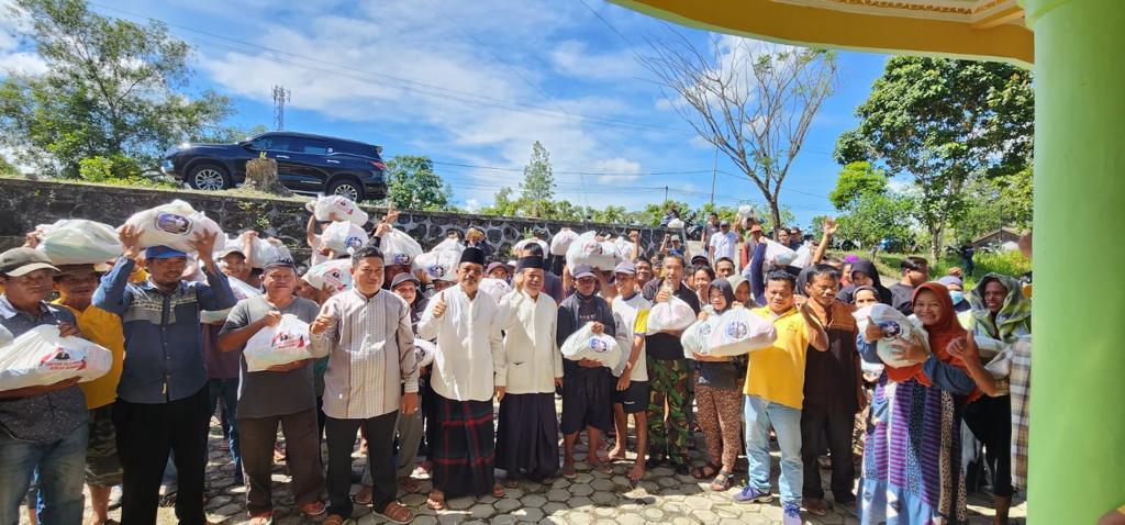 Memaknai Ramadhan, Sekda Nuryakin Berbagi Berkah untuk Warga Kurang Mampu di Puruk Cahu
