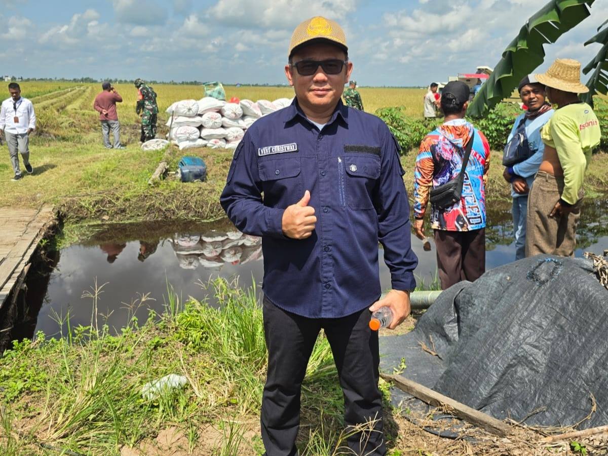 Kepala DESDM Prov. Kalteng Dampingi Gubernur Kalteng Hadiri Gerakan Tanam Padi Serentak Bersama Presiden RI