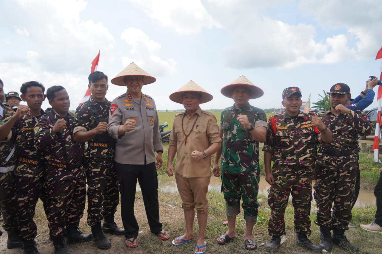 Kepala DESDM Prov. Kalteng Dampingi Gubernur Kalteng Hadiri Gerakan Tanam Padi Serentak Bersama Presiden RI
