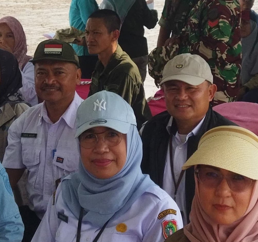 Plt. Kadis Ketahanan Pangan Prov. Kalteng Ikuti Gerakan Tanam Padi Secara Serentak di Desa Lempuyang