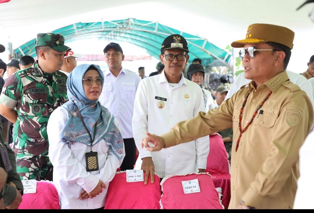 Kadis TPHP Prov. Kalteng Dampingi Kunker Gubernur Kalteng dalam Gerak Tanam Padi Dengan Mekanisasi Pertanian