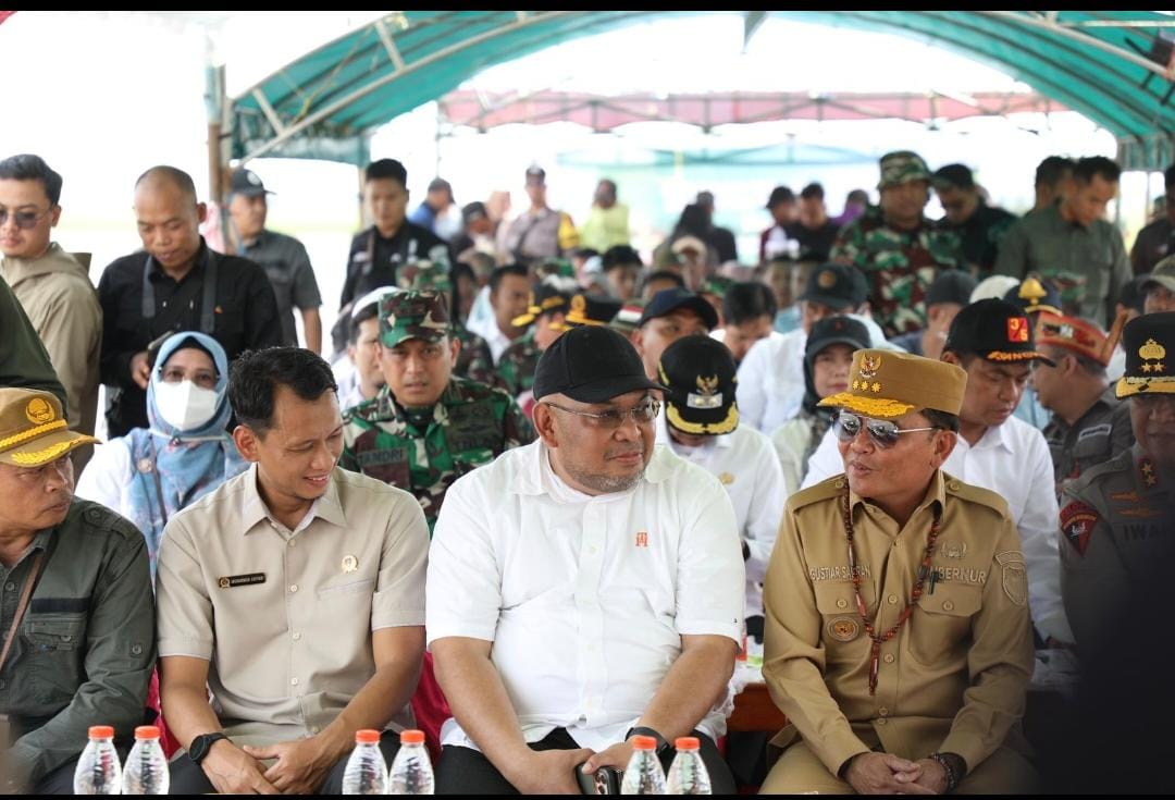 Kadis TPHP Prov. Kalteng Dampingi Kunker Gubernur Kalteng dalam Gerak Tanam Padi Dengan Mekanisasi Pertanian