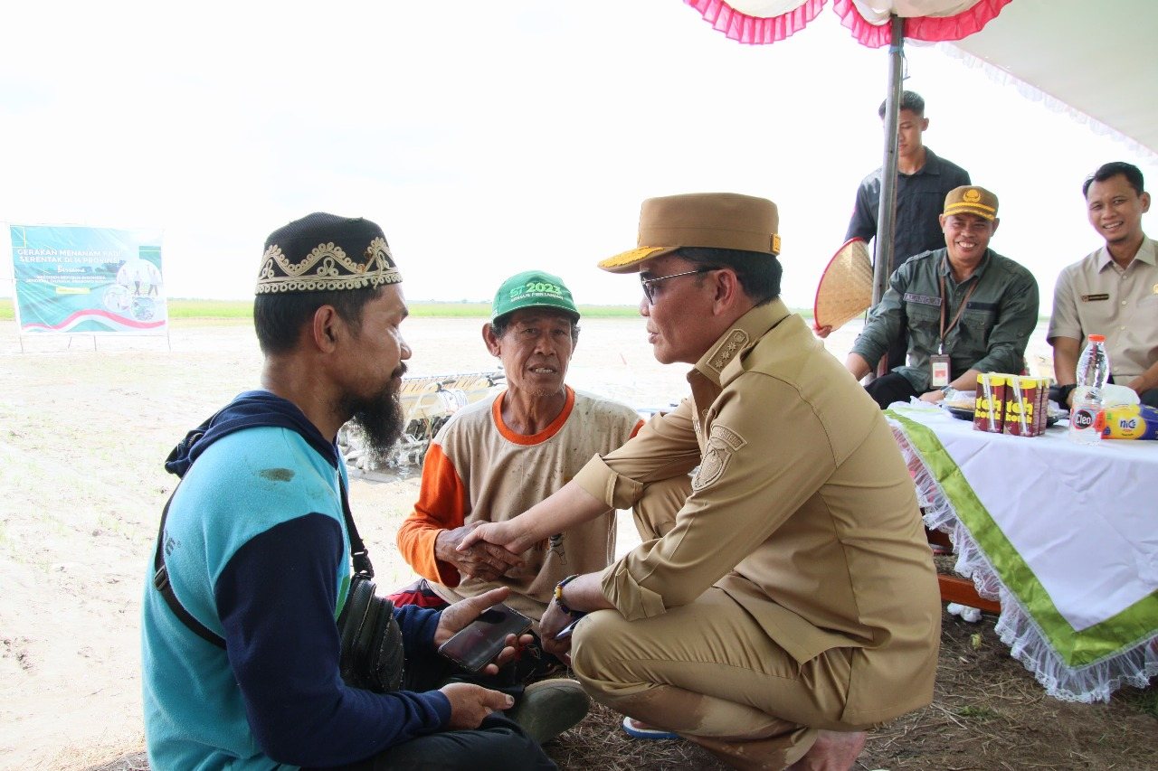 Dukung Swasembada Pangan, Kadis PMD Prov. Kalteng Turut Dampingi Gubernur pada Gerakan Tanam Padi Serentak