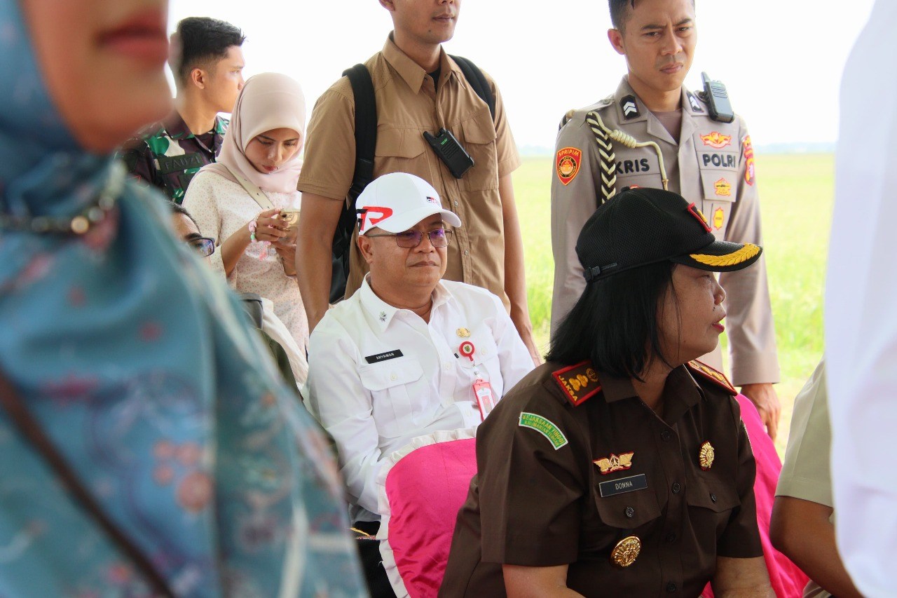 Dukung Swasembada Pangan, Kadis PMD Prov. Kalteng Turut Dampingi Gubernur pada Gerakan Tanam Padi Serentak