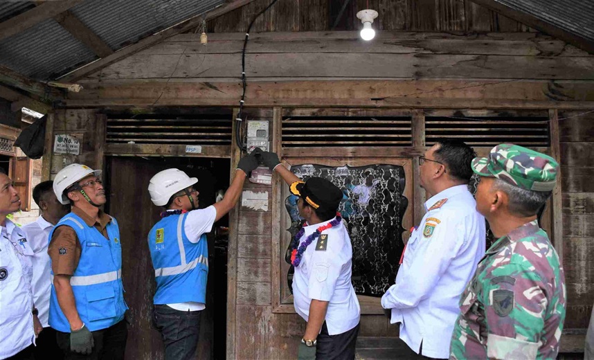 Menuju Barsel Terang, 12 Desa Kembali Teraliri Listrik PLN