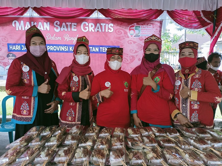 Meriahkan Hari Jadi Kalteng ke-65, Disbun Prov. Kalteng Bagikan Sate Gratis