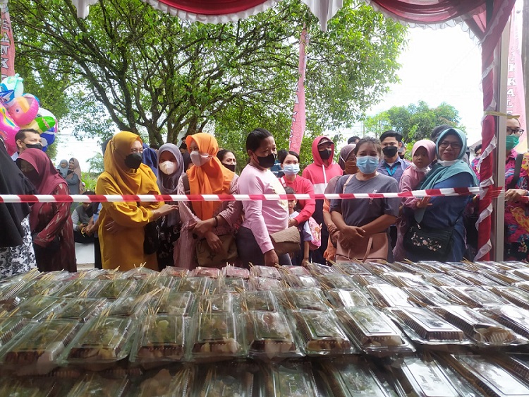 Meriahkan Hari Jadi Kalteng ke-65, Disbun Prov. Kalteng Bagikan Sate Gratis