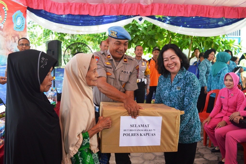 TP-PKK dan Bhayangkari Kabupaten Kapuas Gelar Pasar Murah