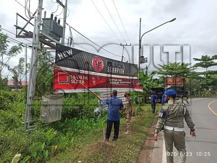 Spanduk Ilegal Dicopot SatPol PP dan Damkar Kabupaten Kapuas