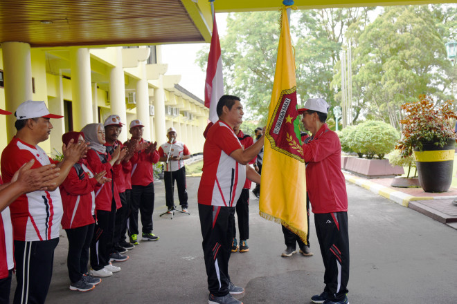 Pj Bupati Lepas Kontingen Kobar untuk Ikuti Popprov di Palangka Raya