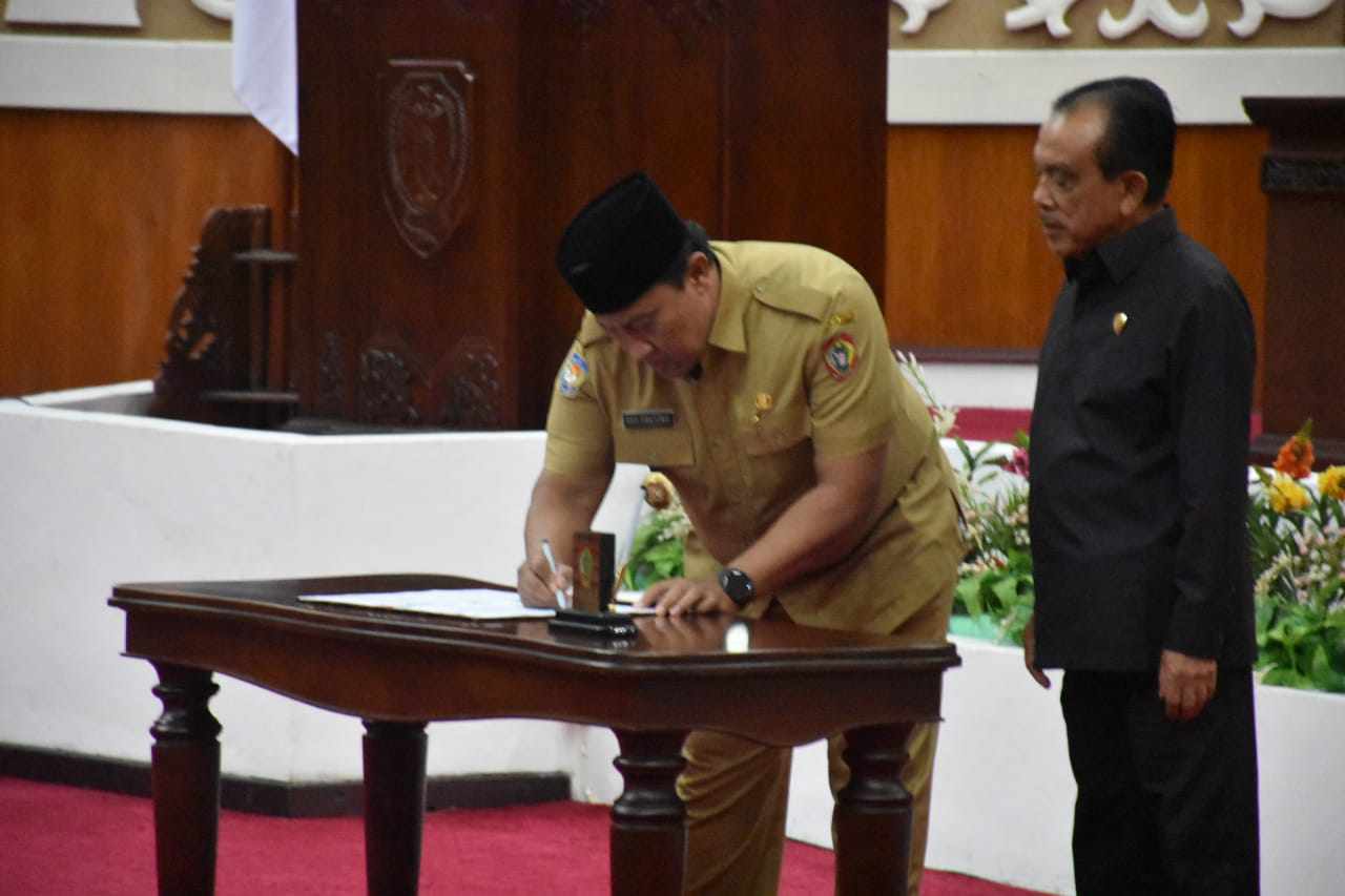 Wagub Bersama Wakil Ketua DPRD Tandatangani Berita Acara Persetujuan Pertanggungjawaban Pelaksanaan APBD Provinsi Kalteng TA 2022