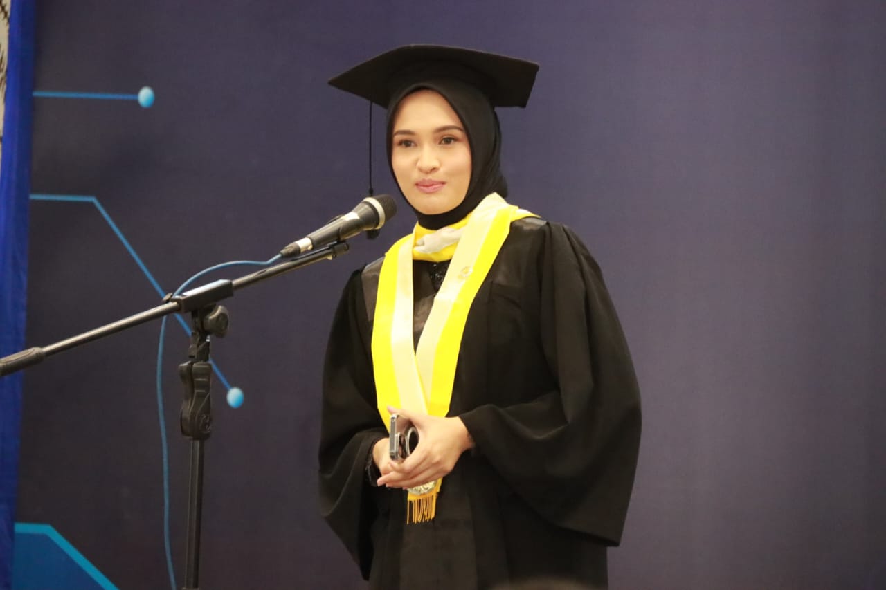 Sampaikan Sekapur Sirih, Ketua TP-PKK Kalteng Ivo Sugianto Sabran Motivasi Wisudawan agar Bermanfaat Bagi Orang Lain