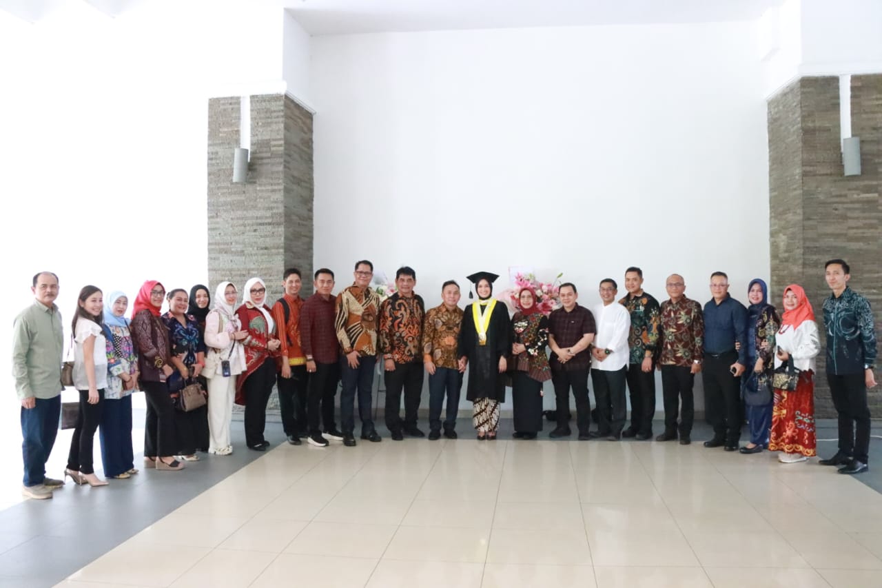 Sampaikan Sekapur Sirih, Ketua TP-PKK Kalteng Ivo Sugianto Sabran Motivasi Wisudawan agar Bermanfaat Bagi Orang Lain