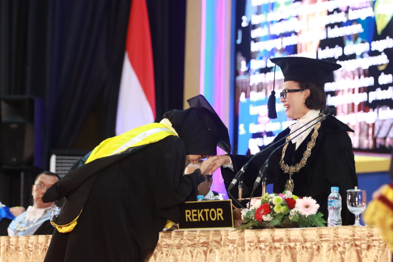 Ikuti Upacara Wisuda Program Pascasarjana UGM, Ketua TP-PKK Ivo Sugianto Sabran Resmi Menyandang Gelar Master of Arts 