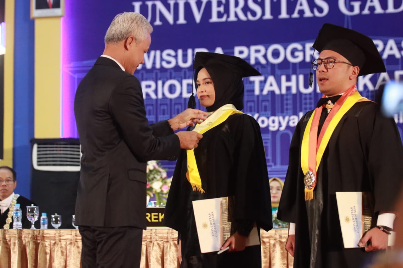 Ikuti Upacara Wisuda Program Pascasarjana UGM, Ketua TP-PKK Ivo Sugianto Sabran Resmi Menyandang Gelar Master of Arts 