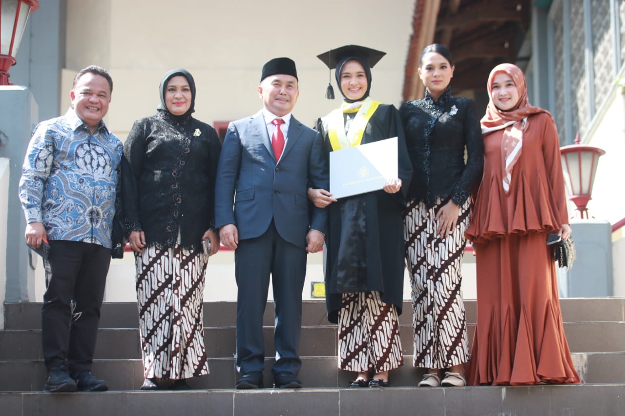 Ikuti Upacara Wisuda Program Pascasarjana UGM, Ketua TP-PKK Ivo Sugianto Sabran Resmi Menyandang Gelar Master of Arts 