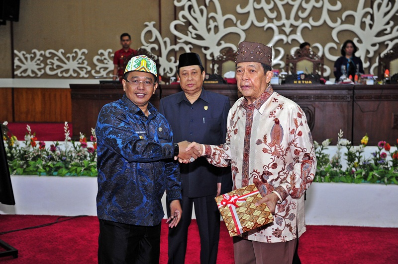 Dewan Terima Penyampaian Tiga Raperda dari Pemprov