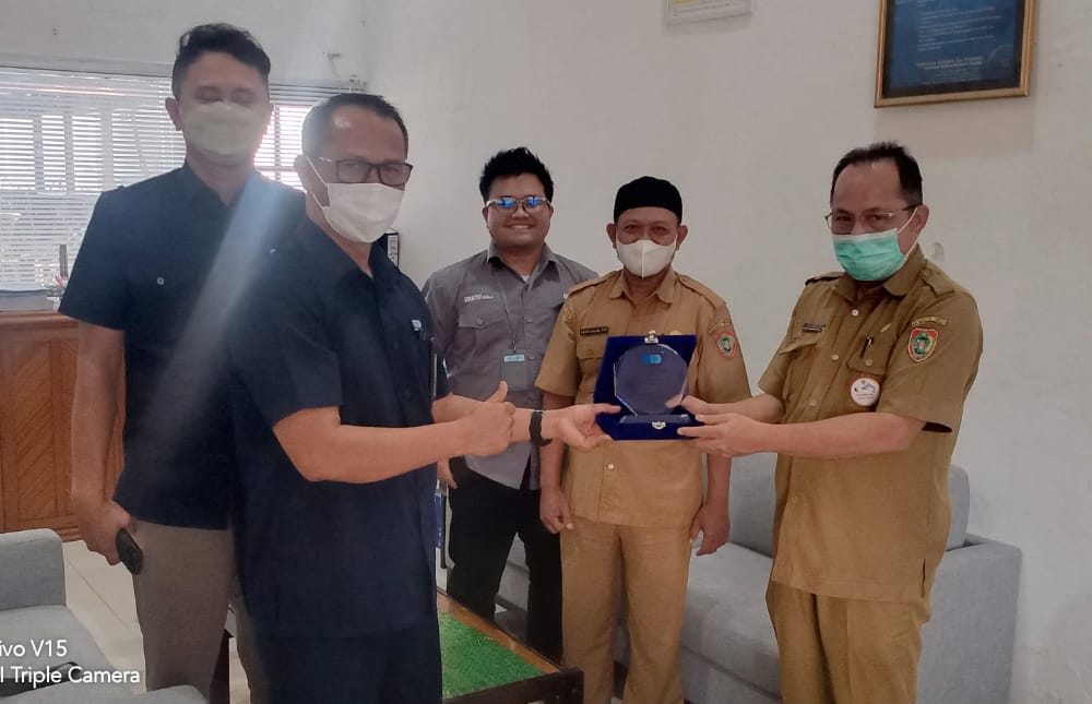 Dislutkan Prov. Kalteng Terima Plakat dari Sucofindo atas Pendampingan dalam Pembuatan Draft Peraturan Desa