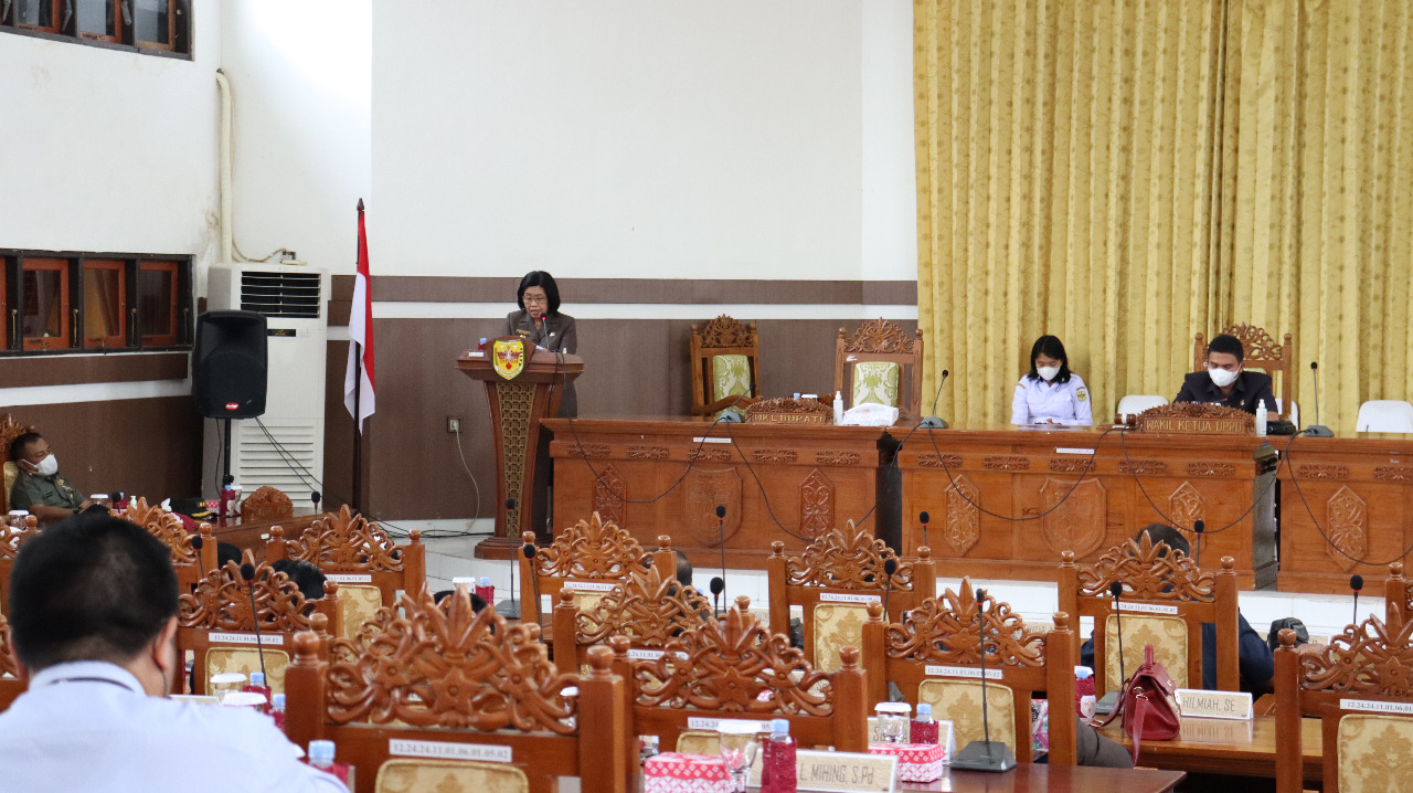 Rapat Paripurna dengan Agenda Jawaban Pemkab Atas Pandangan Umum DPRD Gumas