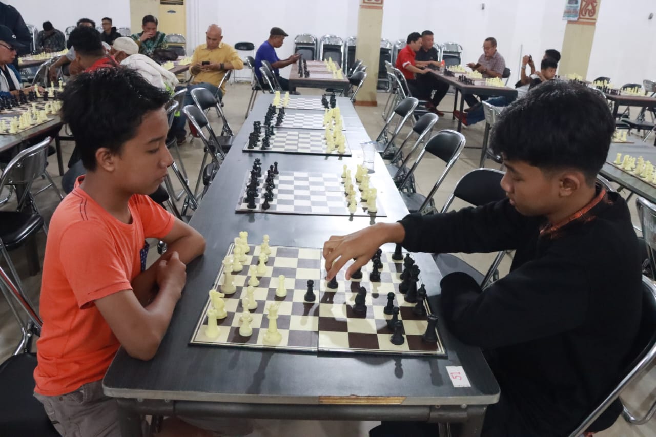 Plh Sahli Pemkumpol Ahmad Husain Buka Open Turnamen  Catur Kategori III Nasional Gubernur Cup 2024