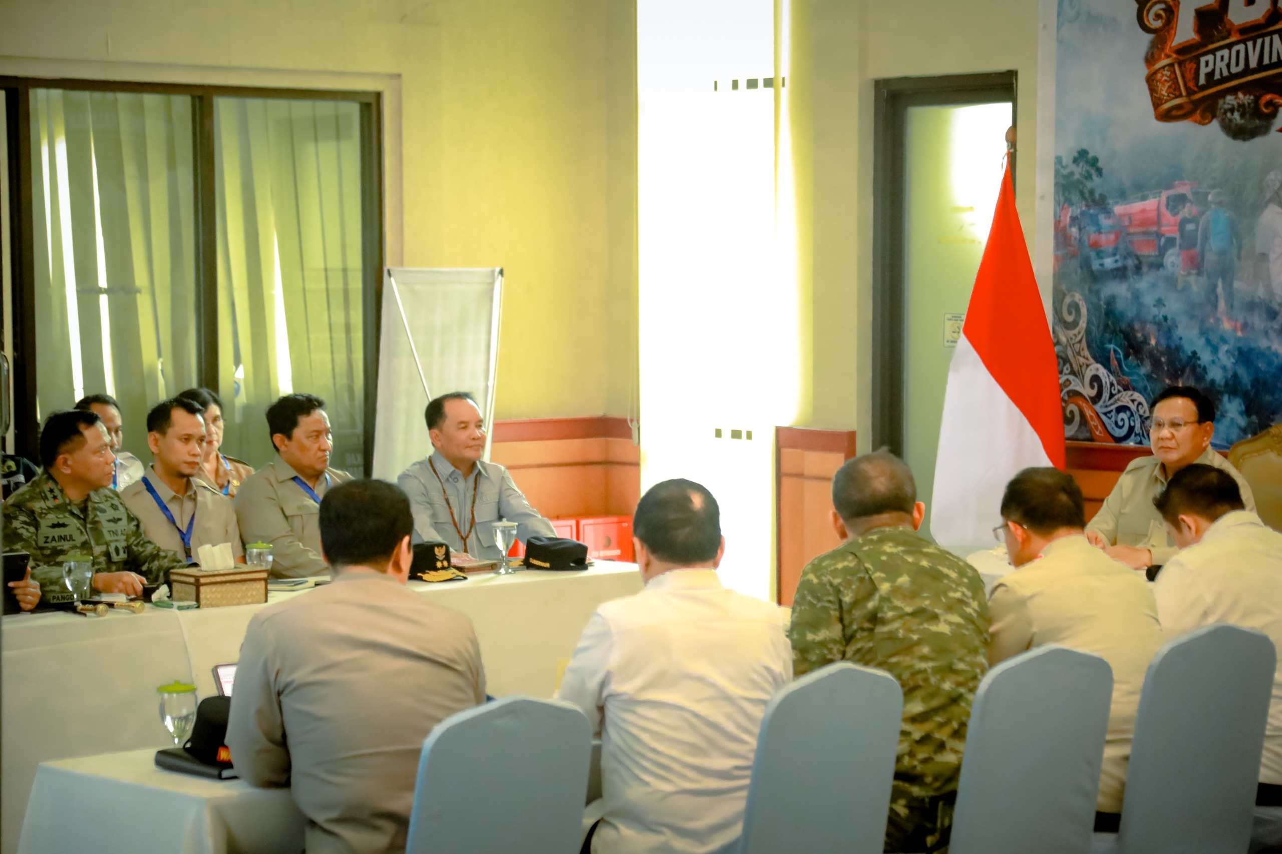 Presiden Prabowo Pimpin Rapat Karhutla di Palangka Raya, Kirim Bantuan Helikopter dan Ribuan Alat Pemadam