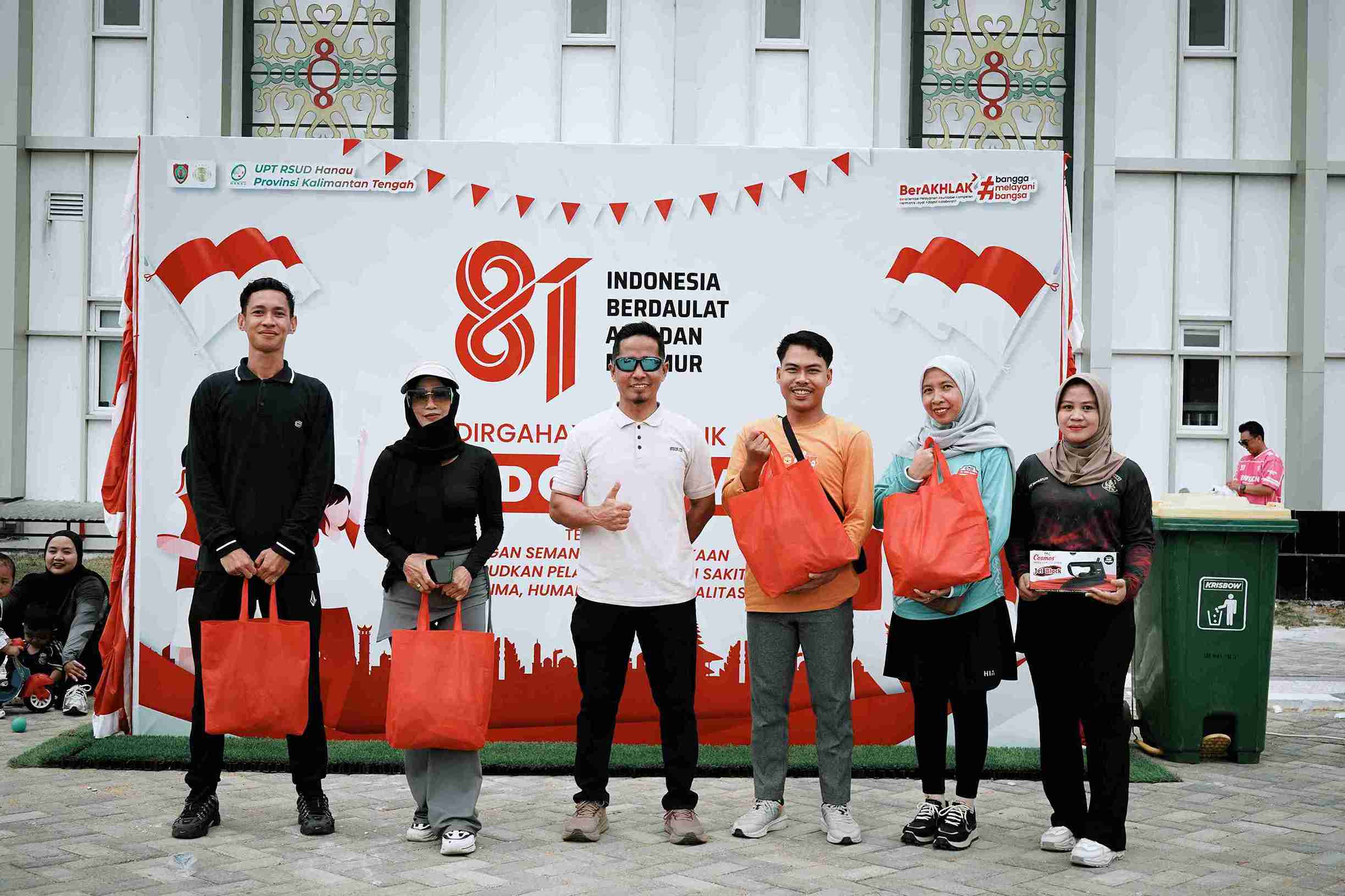 Jalan Sehat Semarak HUT ke-81 RI, Keluarga Besar RSUD Hanau Pererat Kebersamaan