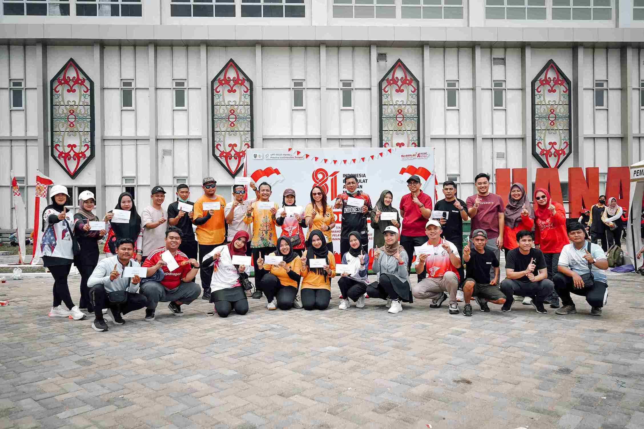 Jalan Sehat Semarak HUT ke-81 RI, Keluarga Besar RSUD Hanau Pererat Kebersamaan