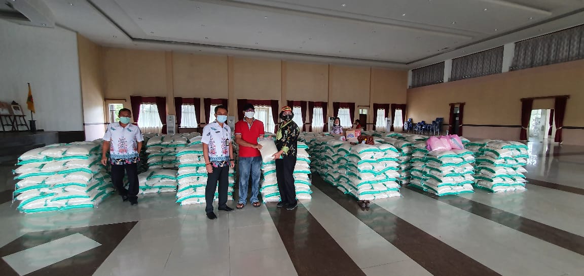 Gubernur Kalteng Lakukan Penyaluran Bantuan Sosial Beras CPP Bagi Korban Banjir di Kab. Katingan