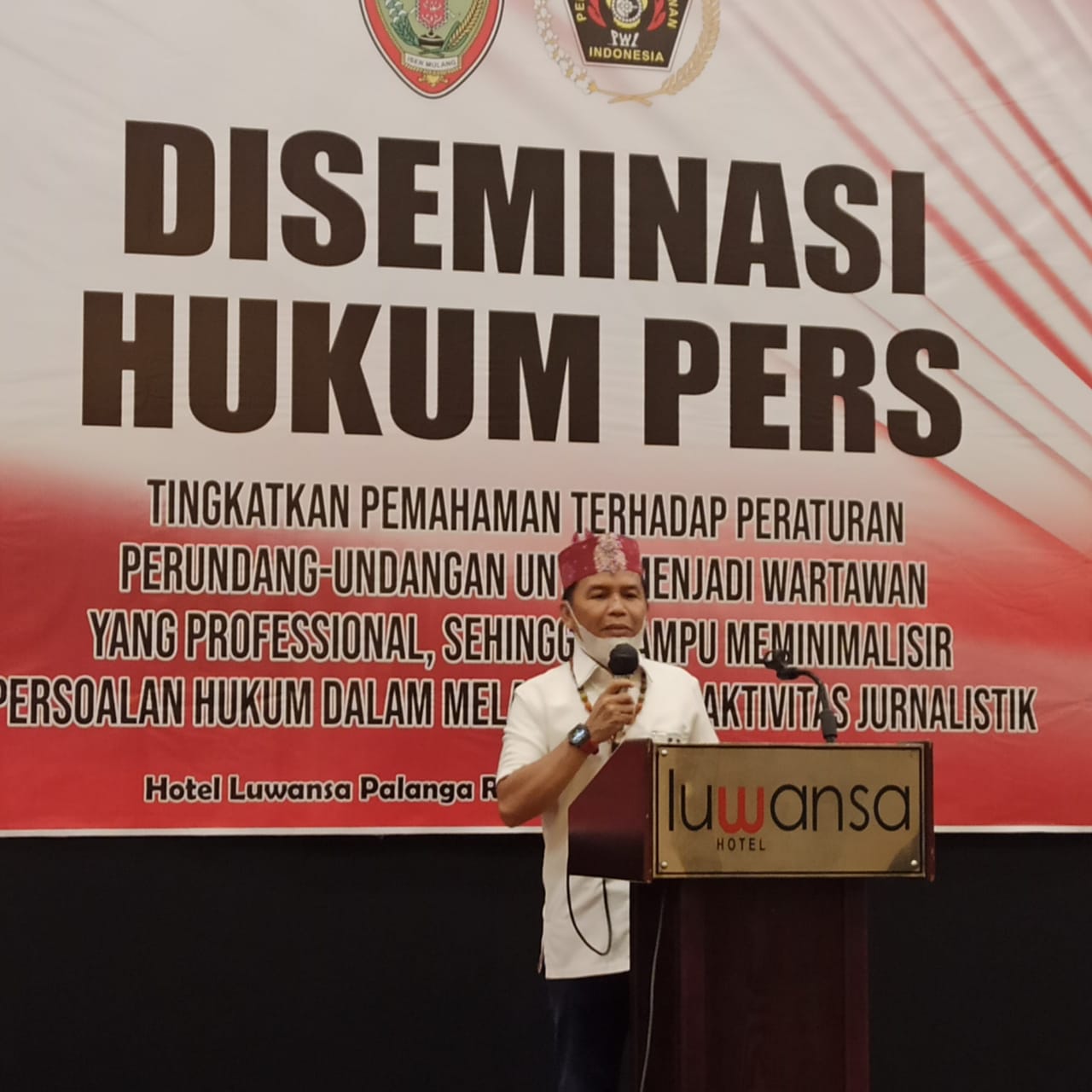 Asisten Administrasi Umum Setda Kalteng Membuka Acara Diseminasi Hukum Pers