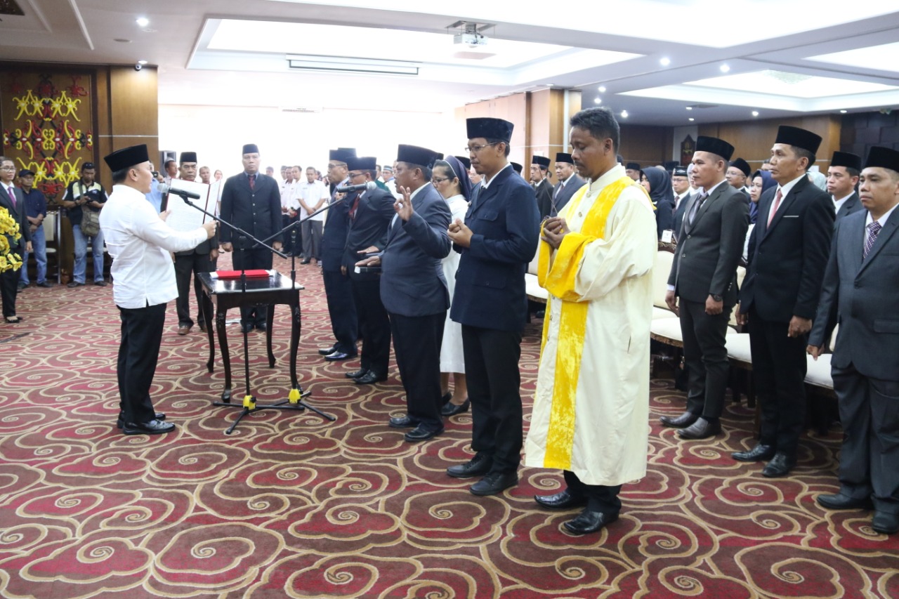 Lantik 32 Kepala Sekolah, Gubernur Sugianto Tekankan Pentingnya Pendidikan Akhlak